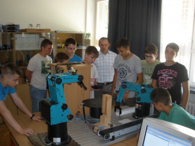 Industrijska robotika_Str_teh_skola_Osijek_2015.JPG