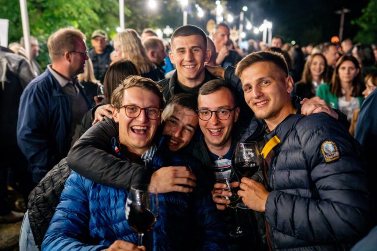 [FOTO] Večer vina i umjetnosti kao uvod u vinski mjesec u OBŽ