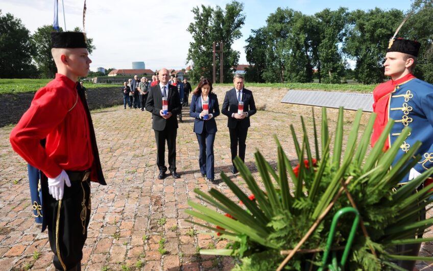 Položeni vijenci povodom Dana državnosti u Osijeku