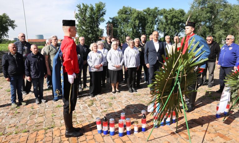 Položeni vijenci povodom Dana državnosti u Osijeku