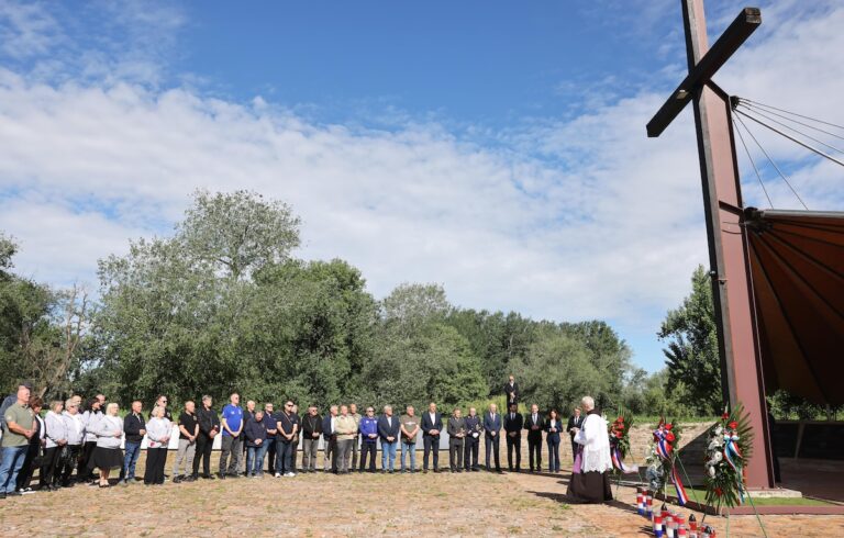 Položeni vijenci povodom Dana državnosti u Osijeku