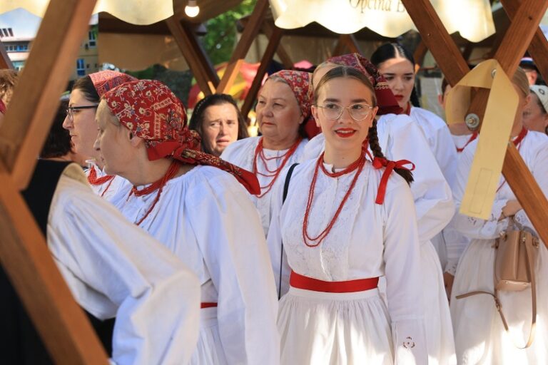 25. Međunarodni etno susreti: Baranja u punom sjaju ispred dvorca Eugena Savojskog