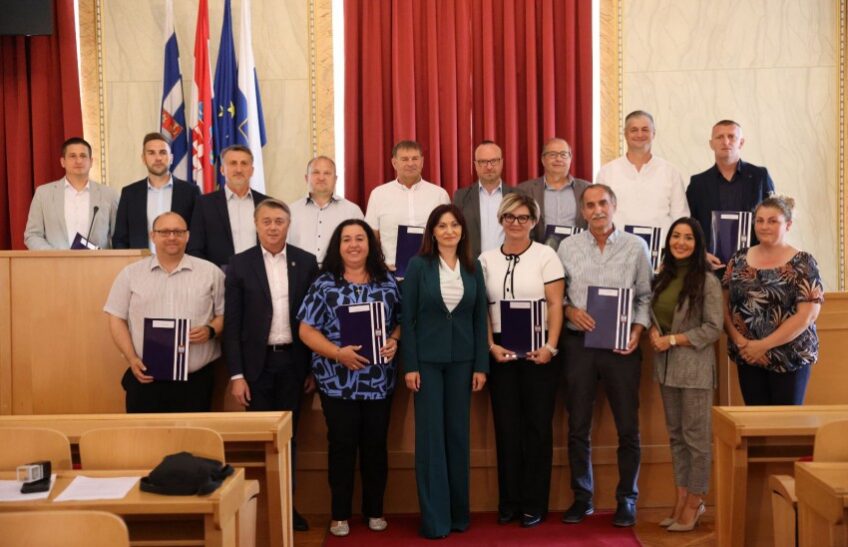 Nataša Tramišak uručila ugovore jedinicama lokalne samouprave: ulaganja u vrtiće, ceste i društvene domove