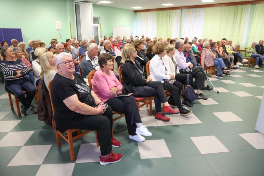 Osječki umirovljenici ponovno putuju u Orahovicu uz podršku Grada