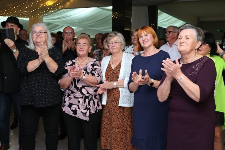 Stotine osječkih umirovljenika uživalo u plesnoj večeri