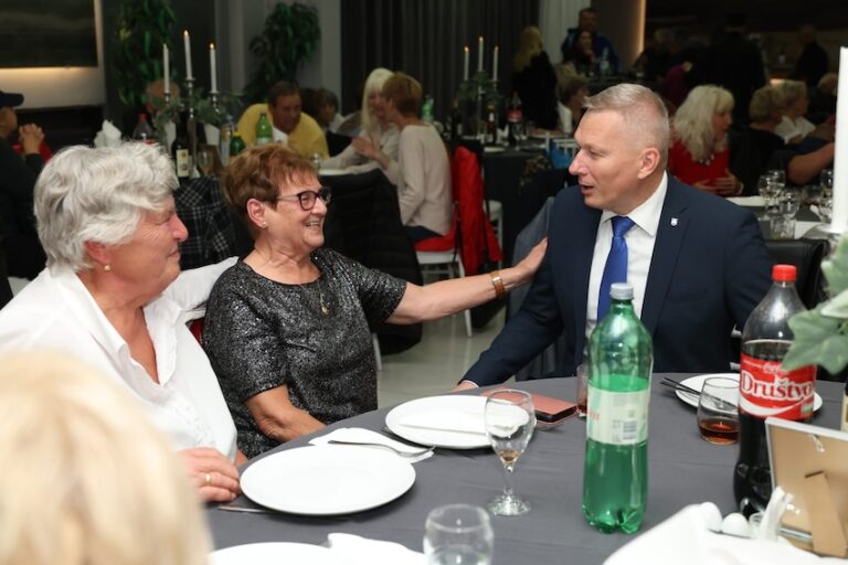 Stotine osječkih umirovljenika uživalo u plesnoj večeri