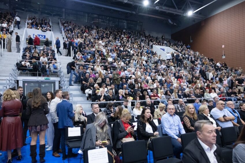 Prepuna dvorana Gradski vrt ustala na noge: Osijek dočekao emotivnu premijeru “260 dana”