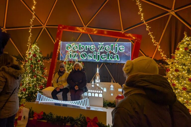 [FOTO] Čarolija u Tvrđi: Advent otvoren uz glazbu, dobre želje i blagdanski sjaj