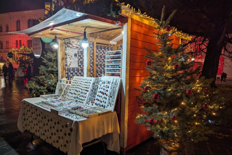 [FOTO] Čarolija u Tvrđi: Advent otvoren uz glazbu, dobre želje i blagdanski sjaj
