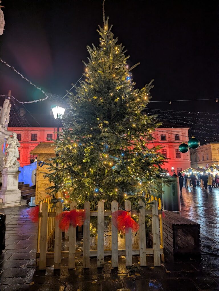 [FOTO] Čarolija u Tvrđi: Advent otvoren uz glazbu, dobre želje i blagdanski sjaj