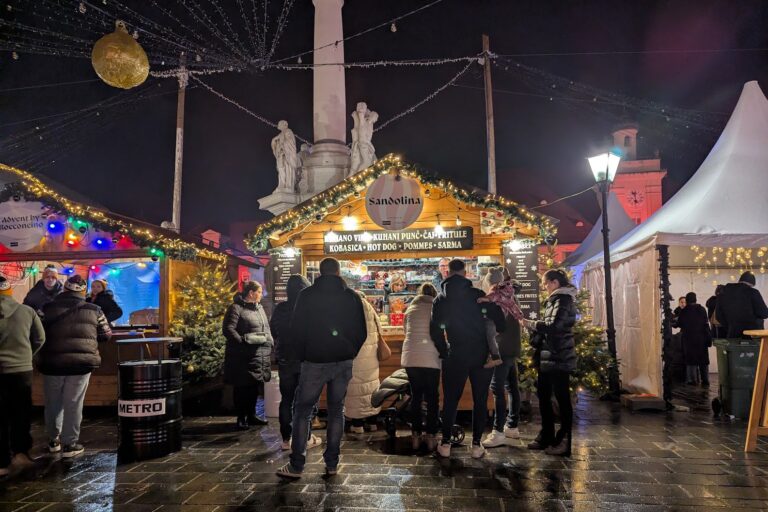 [FOTO] Čarolija u Tvrđi: Advent otvoren uz glazbu, dobre želje i blagdanski sjaj