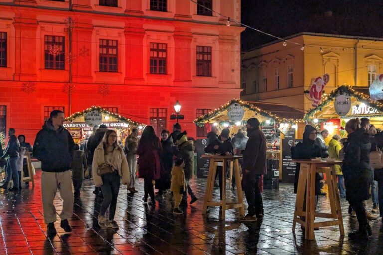 [FOTO] Čarolija u Tvrđi: Advent otvoren uz glazbu, dobre želje i blagdanski sjaj