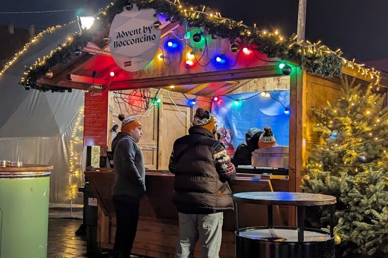 [FOTO] Čarolija u Tvrđi: Advent otvoren uz glazbu, dobre želje i blagdanski sjaj