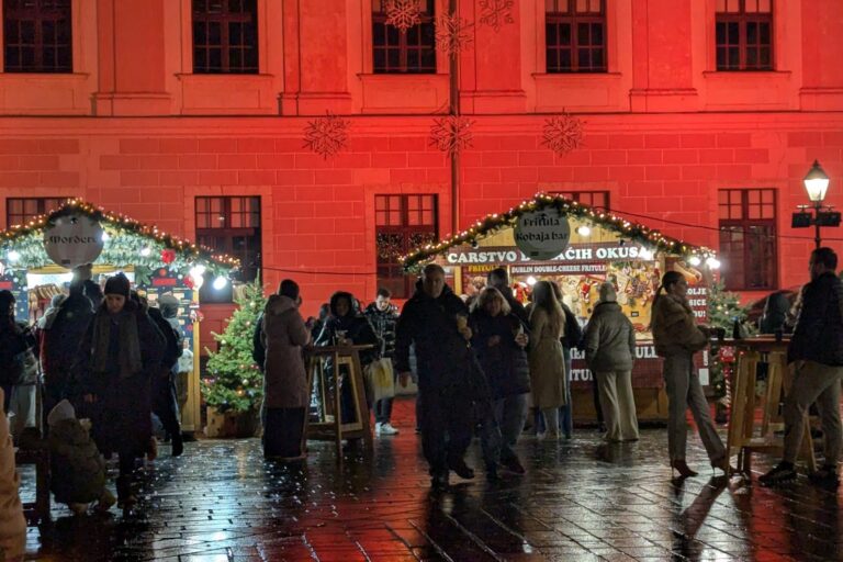 [FOTO] Čarolija u Tvrđi: Advent otvoren uz glazbu, dobre želje i blagdanski sjaj