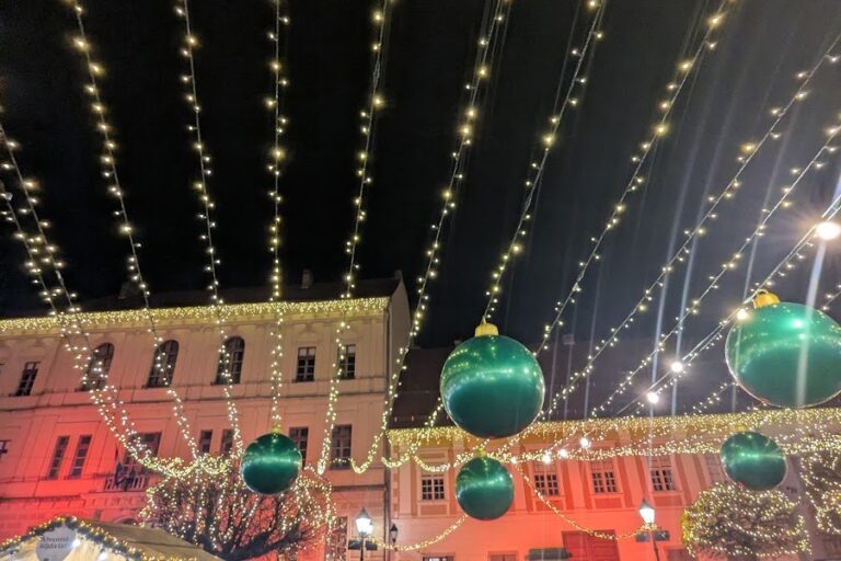 [FOTO] Čarolija u Tvrđi: Advent otvoren uz glazbu, dobre želje i blagdanski sjaj
