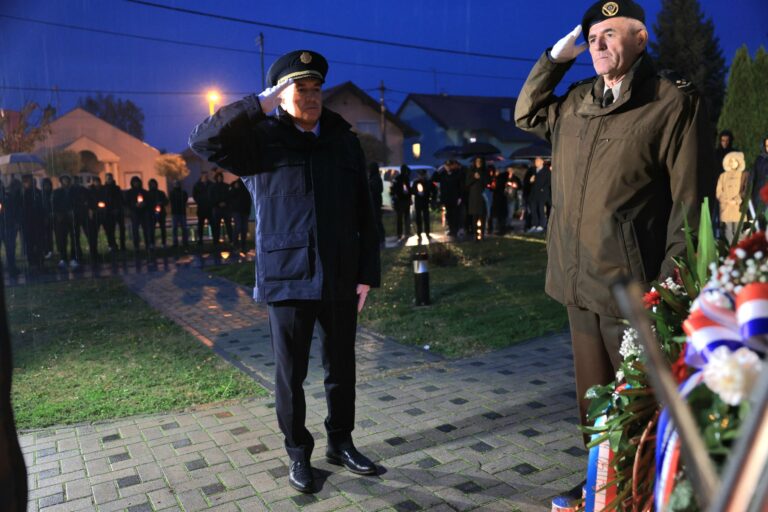 Sjećanje na 20. studenoga 1991.: Položeni vijenci za poginule branitelje i civile u Ivanovcu