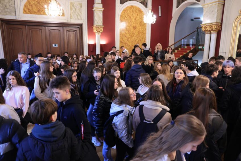 Da žrtva ne bude zaboravljena: Osijek ugostio izložbu “Oteti od zaborava”