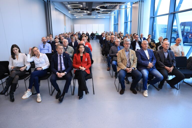 Županija ulaže u sport: 81.900 eura vrijedna oprema stigla u škole i klubove OBŽ-a