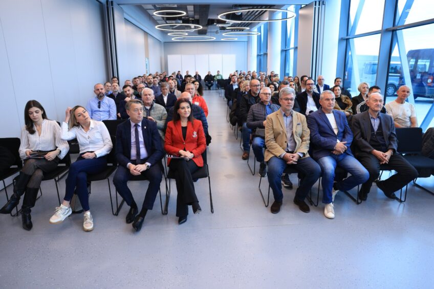 Županija ulaže u sport: 81.900 eura vrijedna oprema stigla u škole i klubove OBŽ-a