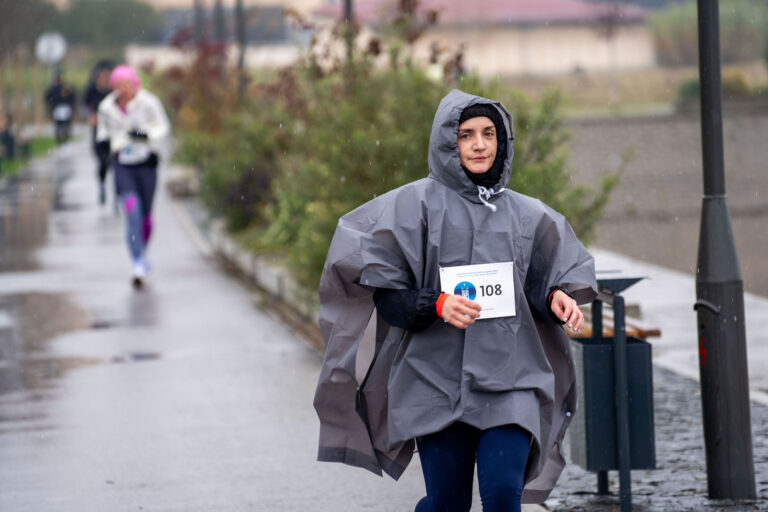 [FOTO] Unatoč kiši, Osječani trčali i pomogli bolnici: Humanitarna utrka “Osijek trči” uspješno održana