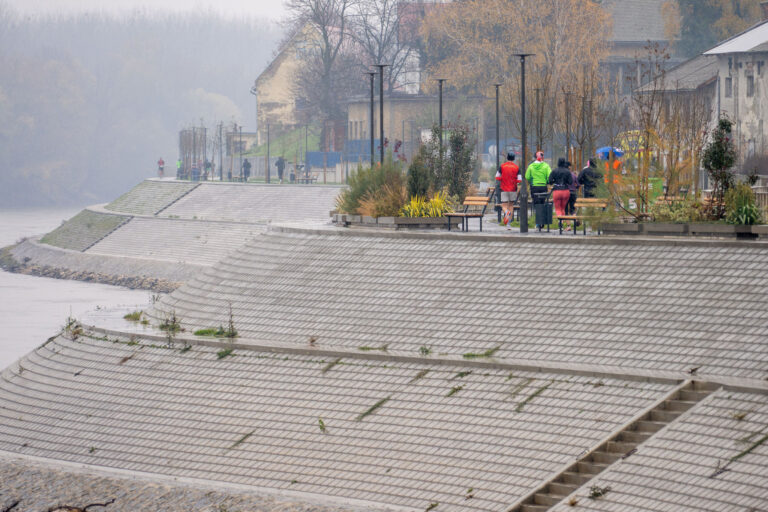 [FOTO] Unatoč kiši, Osječani trčali i pomogli bolnici: Humanitarna utrka “Osijek trči” uspješno održana