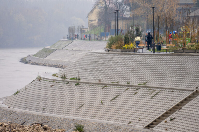 [FOTO] Unatoč kiši, Osječani trčali i pomogli bolnici: Humanitarna utrka “Osijek trči” uspješno održana