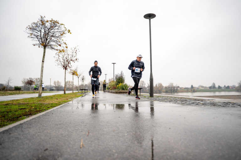 [FOTO] Unatoč kiši, Osječani trčali i pomogli bolnici: Humanitarna utrka “Osijek trči” uspješno održana