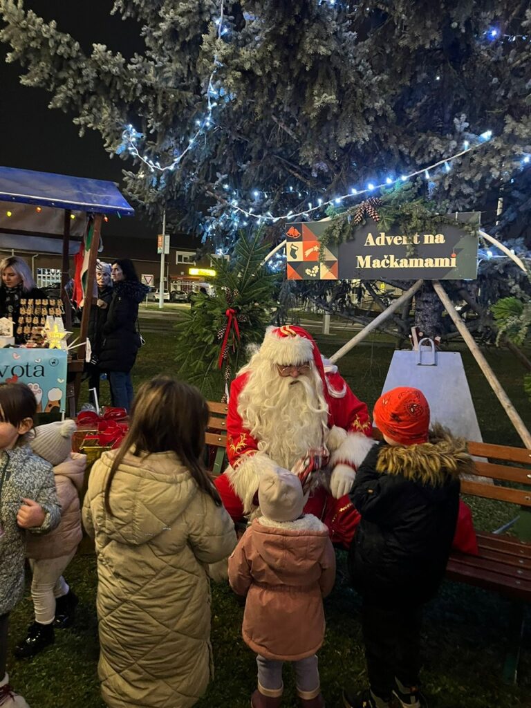 [FOTO] Tople note i osmijesi: Treći Advent na Mačkamami oduševio posjetitelje