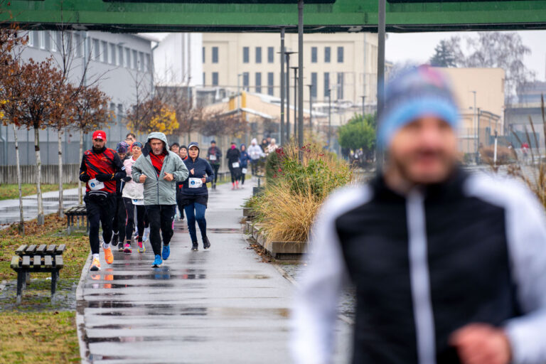 [FOTO] Unatoč kiši, Osječani trčali i pomogli bolnici: Humanitarna utrka “Osijek trči” uspješno održana