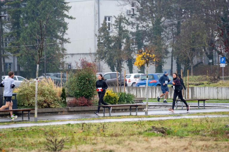 [FOTO] Unatoč kiši, Osječani trčali i pomogli bolnici: Humanitarna utrka “Osijek trči” uspješno održana