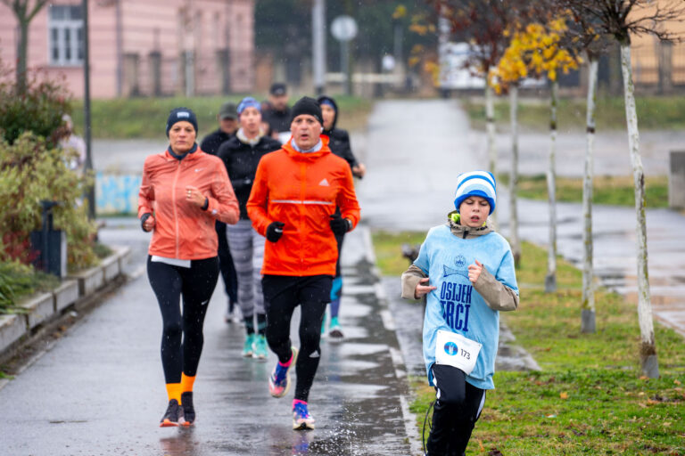[FOTO] Unatoč kiši, Osječani trčali i pomogli bolnici: Humanitarna utrka “Osijek trči” uspješno održana