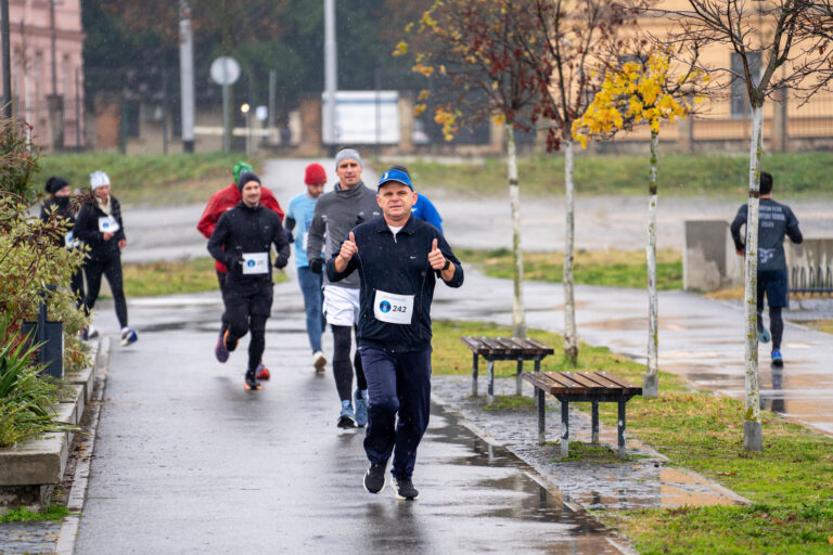 [FOTO] Unatoč kiši, Osječani trčali i pomogli bolnici: Humanitarna utrka “Osijek trči” uspješno održana
