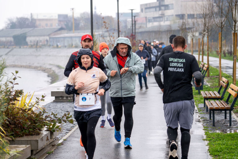 [FOTO] Unatoč kiši, Osječani trčali i pomogli bolnici: Humanitarna utrka “Osijek trči” uspješno održana