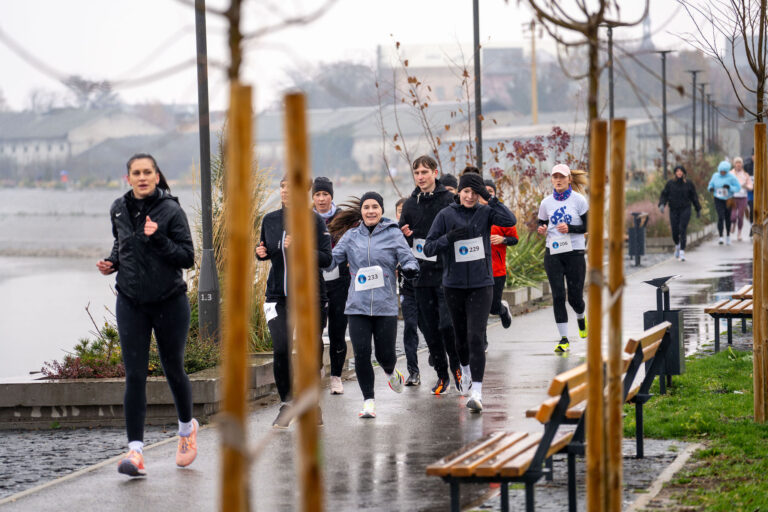 [FOTO] Unatoč kiši, Osječani trčali i pomogli bolnici: Humanitarna utrka “Osijek trči” uspješno održana