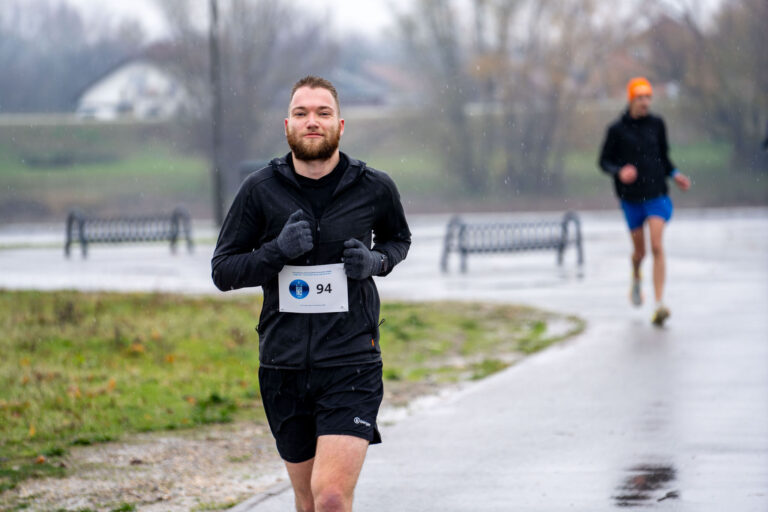 [FOTO] Unatoč kiši, Osječani trčali i pomogli bolnici: Humanitarna utrka “Osijek trči” uspješno održana