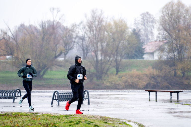 [FOTO] Unatoč kiši, Osječani trčali i pomogli bolnici: Humanitarna utrka “Osijek trči” uspješno održana