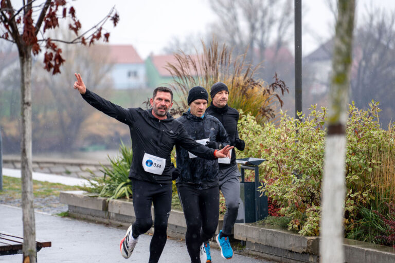 [FOTO] Unatoč kiši, Osječani trčali i pomogli bolnici: Humanitarna utrka “Osijek trči” uspješno održana