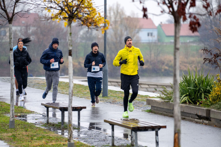 [FOTO] Unatoč kiši, Osječani trčali i pomogli bolnici: Humanitarna utrka “Osijek trči” uspješno održana
