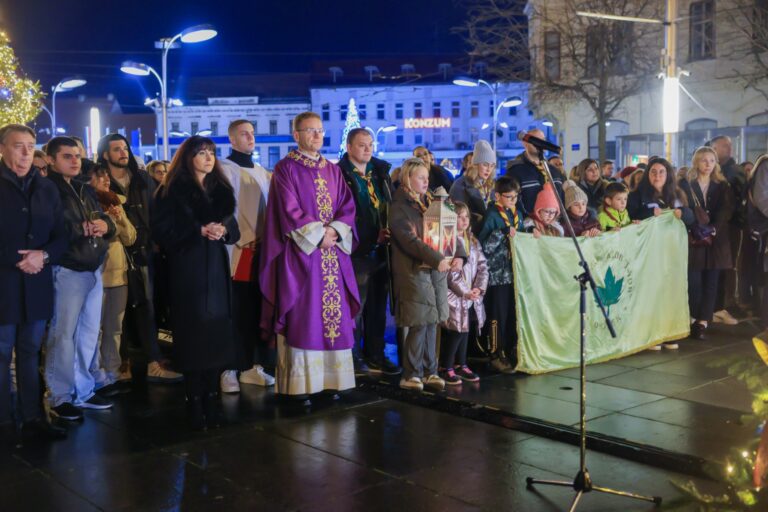 Večer mira i nade u Osijeku: druga adventska svijeća zasjala pred Konkatedralom