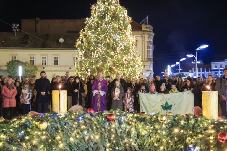 Večer mira i nade u Osijeku: druga adventska svijeća zasjala pred Konkatedralom