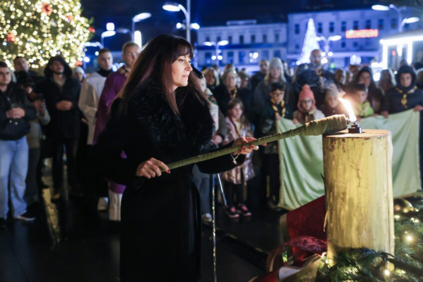 Večer mira i nade u Osijeku: druga adventska svijeća zasjala pred Konkatedralom