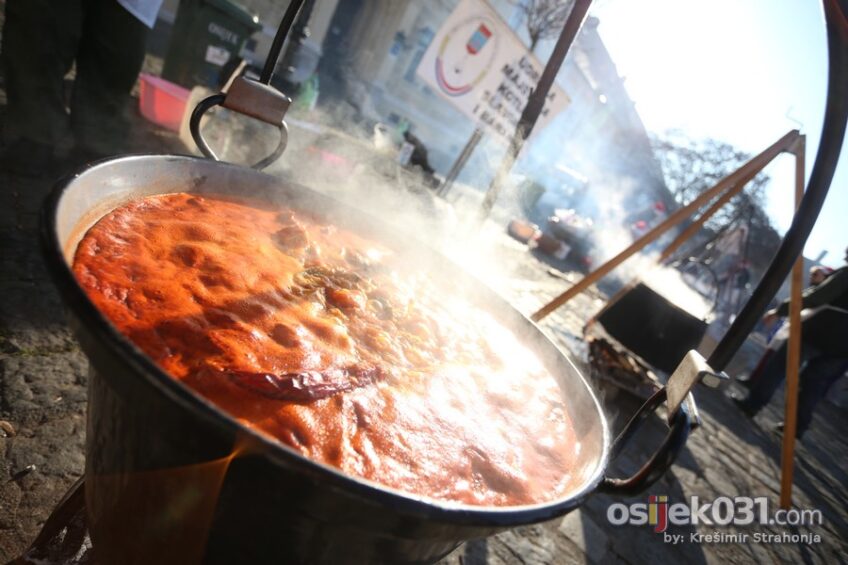 Osijek na Veliki petak dijeli 3.000 porcija fiš paprikaša