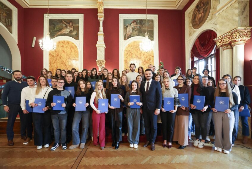 Osijek nastavlja ulagati u mlade: dodijeljene stipendije učenicima i studentima