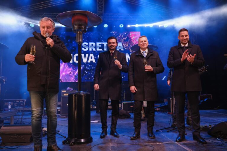 [FOTO] Tisuće Osječana na središnjem dočeku: Škoro i Kit Karson uveli grad u 2026.