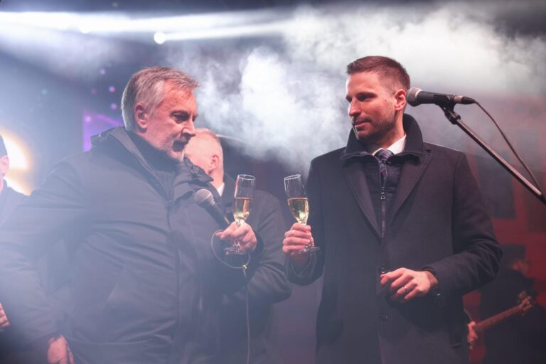 [FOTO] Tisuće Osječana na središnjem dočeku: Škoro i Kit Karson uveli grad u 2026.