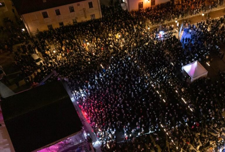 [FOTO] Tisuće Osječana na središnjem dočeku: Škoro i Kit Karson uveli grad u 2026.