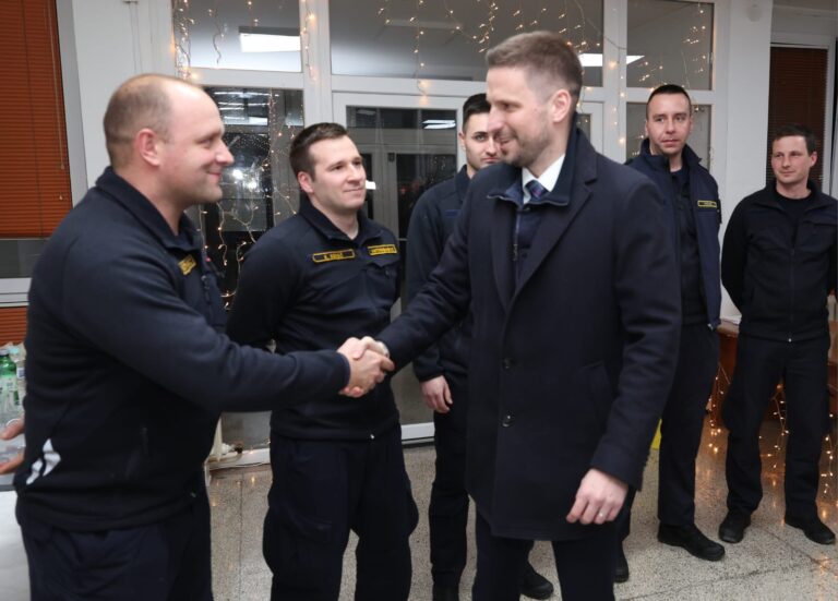 [FOTO] Tisuće Osječana na središnjem dočeku: Škoro i Kit Karson uveli grad u 2026.