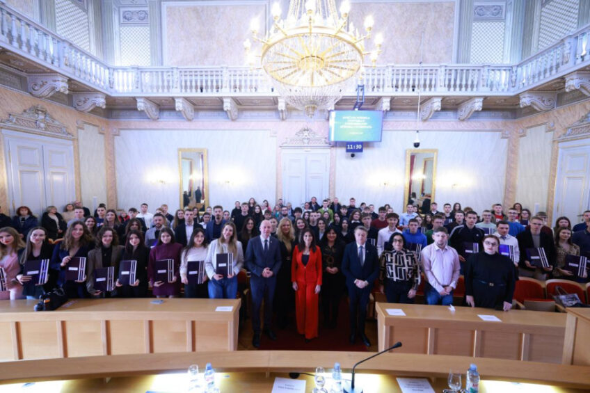Županija već 24 godine ulaže u izvrsnost: uručeni ugovori o stipendiranju