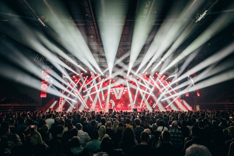 [FOTO] Emocija, zajedništvo i rock’n’roll: Parni Valjak oduševio u Gradski vrt
