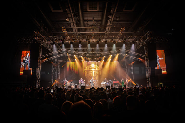 [FOTO] Emocija, zajedništvo i rock’n’roll: Parni Valjak oduševio u Gradski vrt